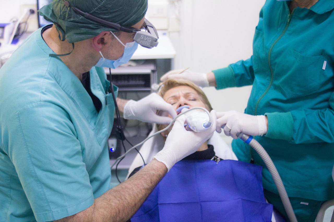 Jakie sposoby leczenia zębów oferowane są przez profesjonalne gabinety stomatologiczne?