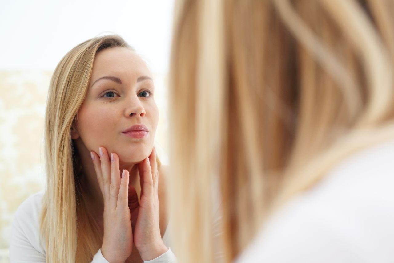 Jak zapobiegać błyszczeniu się skóry?