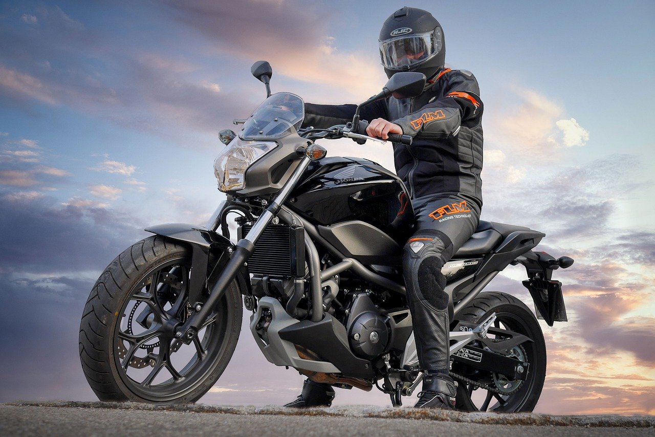Dlaczego stosowanie dobrej jakości odzieży to podstawa podczas jazdy motocyklem?