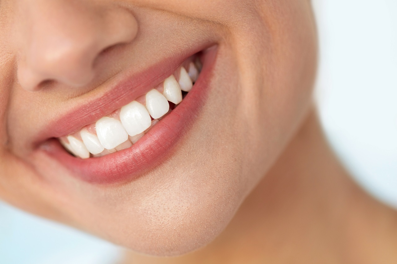 Jakimi sposobami można osiągnąć idealnie białe zęby?