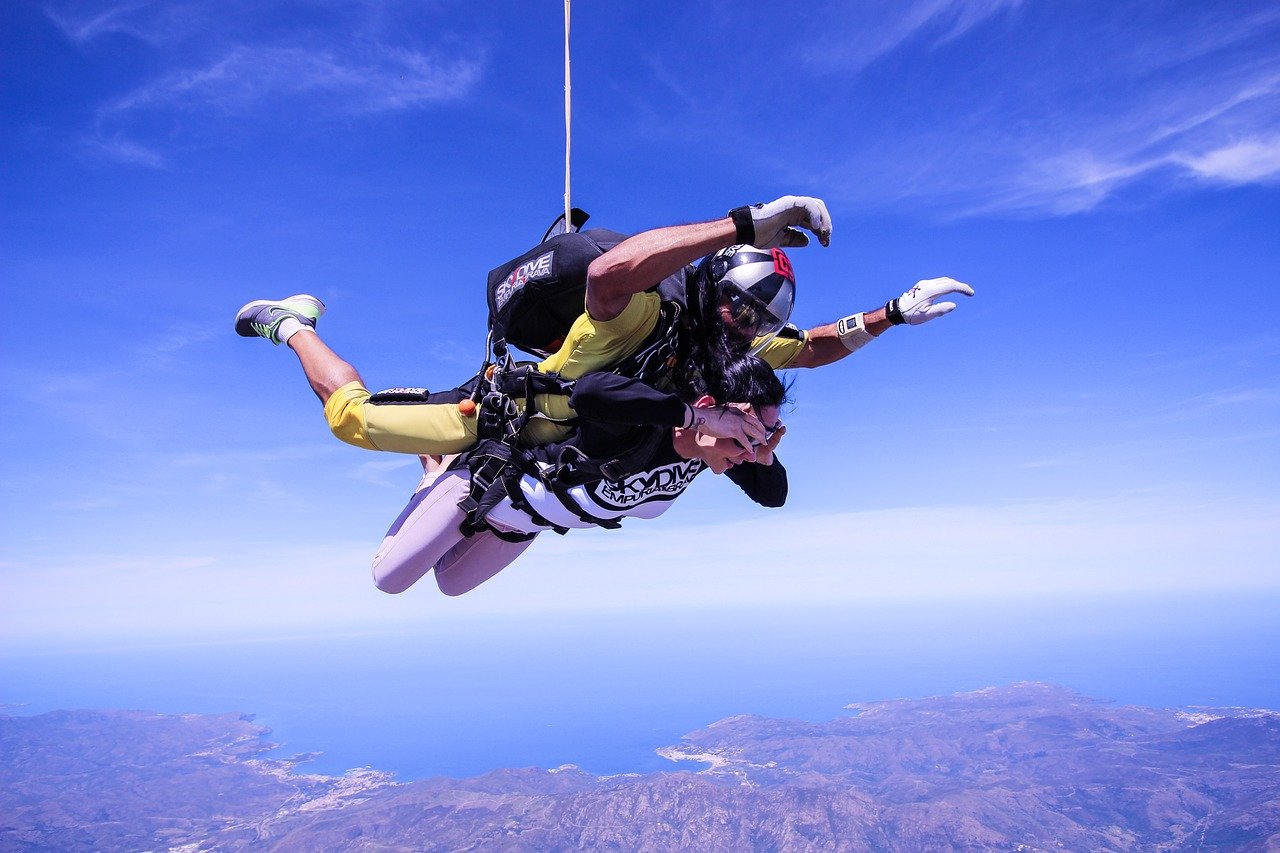 Dlaczego skok ze spadochronem to ciekawa opcja dla każdego fana adrenaliny?